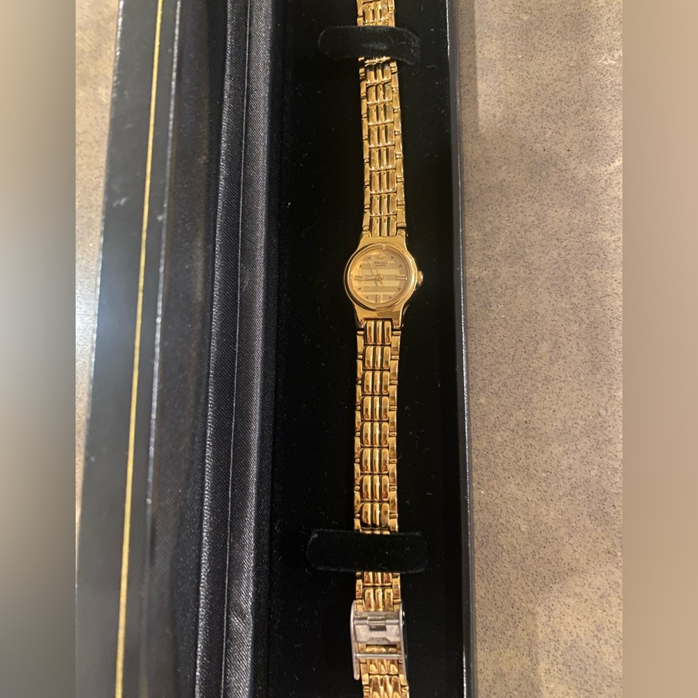 Seiko Vintage Woman’s Watch Gold Tone Round. V401-0510